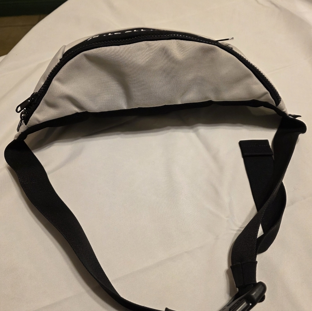 The North Face Borealis LIGHT Gray 13" Sling Bag, EUC - Picture 4 of 16